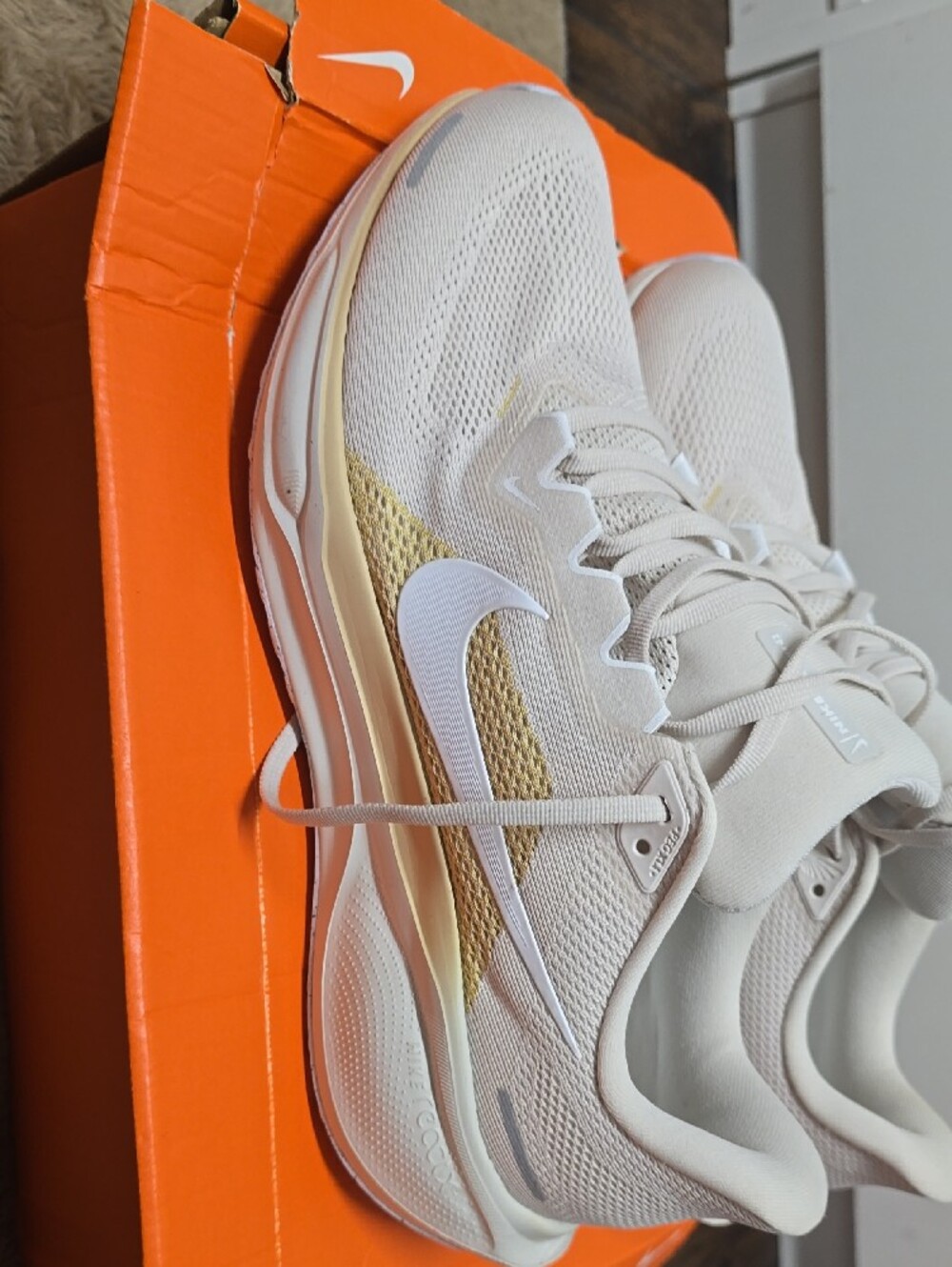 Nike Mens Running Shoes - Cream & Light Gray - Picture 3 of 8